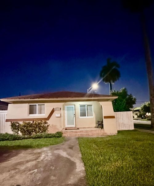 1092 W 32nd St, Hialeah, FL, 33012-5042 | Card Image