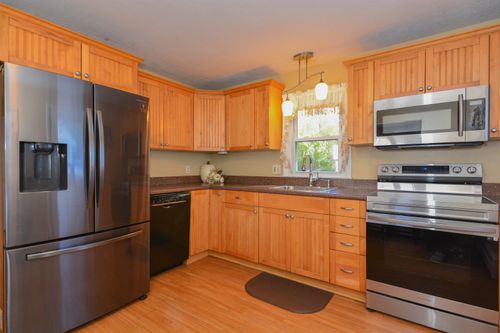 25 Bow St, Manchester, NH, 03103-6722 | Card Image