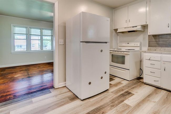 Refrigerator stays with property. | Image 15