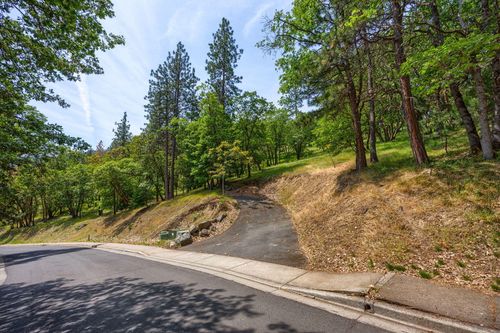 390 Strawberry Ln, Ashland, OR, 97520-2766 | Card Image
