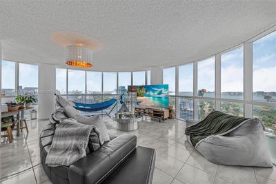 2605 - 6301 Collins Ave, Condo with 2 bedrooms, 2 bathrooms and null parking in Miami Beach FL | Image 3