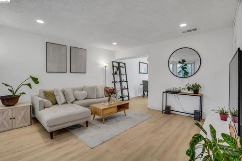 i-1260 Pine Creek Way, Concord, CA, 94520-3622 | Card Image