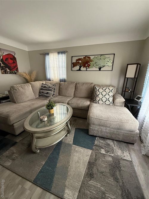 23713 Piper Ave, Eastpointe, MI, 48021-1735 | Card Image