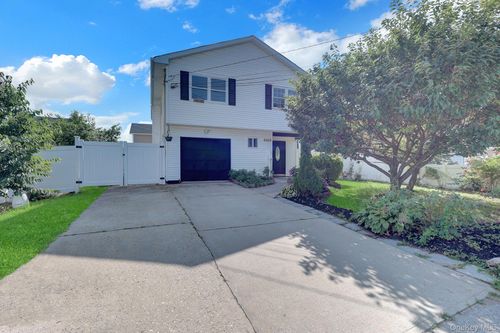 376 Ferraris St, Copiague, NY, 11726-1610 | Card Image
