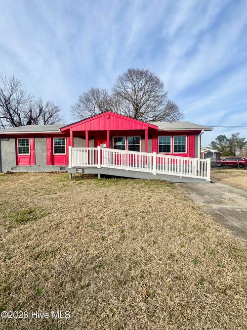 105 Yorkshire Dr, Jacksonville, NC, 28546-8444 | Card Image