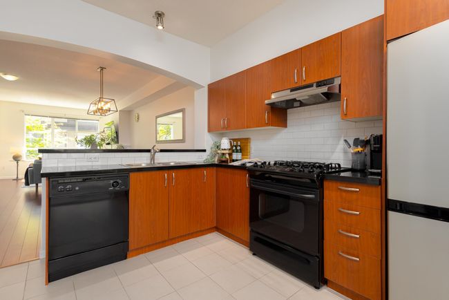 43 - 9088 Halston Court, Townhouse with 3 bedrooms, 2 bathrooms and 2 parking in Burnaby BC | Image 9