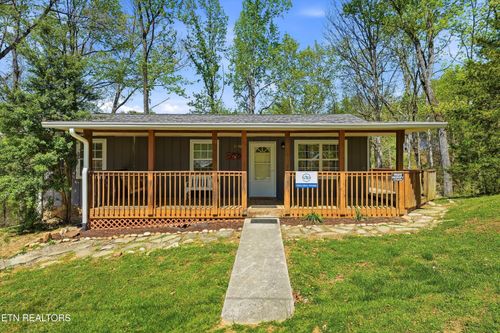 2106 Hickory Manor Rd, Pigeon Forge, TN, 37862-7143 | Card Image