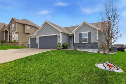 14223 Amanda Ln, Basehor, KS, 66007-5282 | Card Image