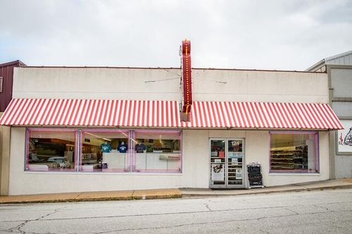 124 W Washington Ave, Ava, MO, 65608-6504 | Card Image