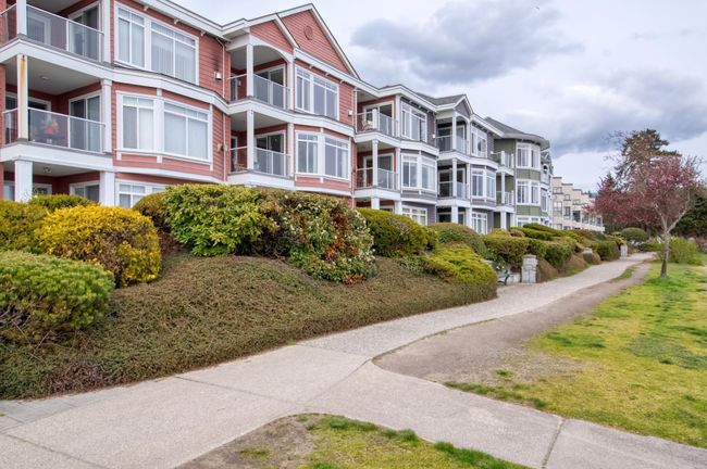 203 - 5470 Inlet Avenue, Condo with 2 bedrooms, 2 bathrooms and 1 parking in Sechelt BC | Image 1