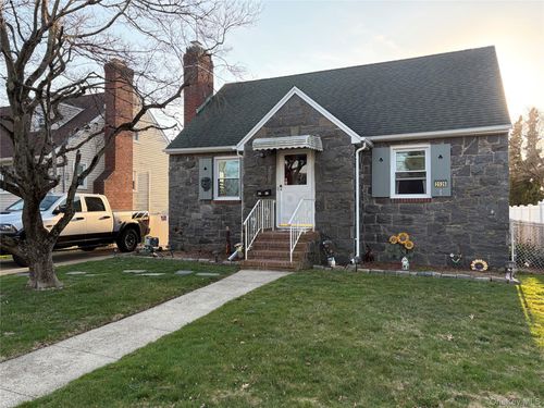2526 S Saint Marks Ave, Bellmore, NY, 11710-5010 | Card Image