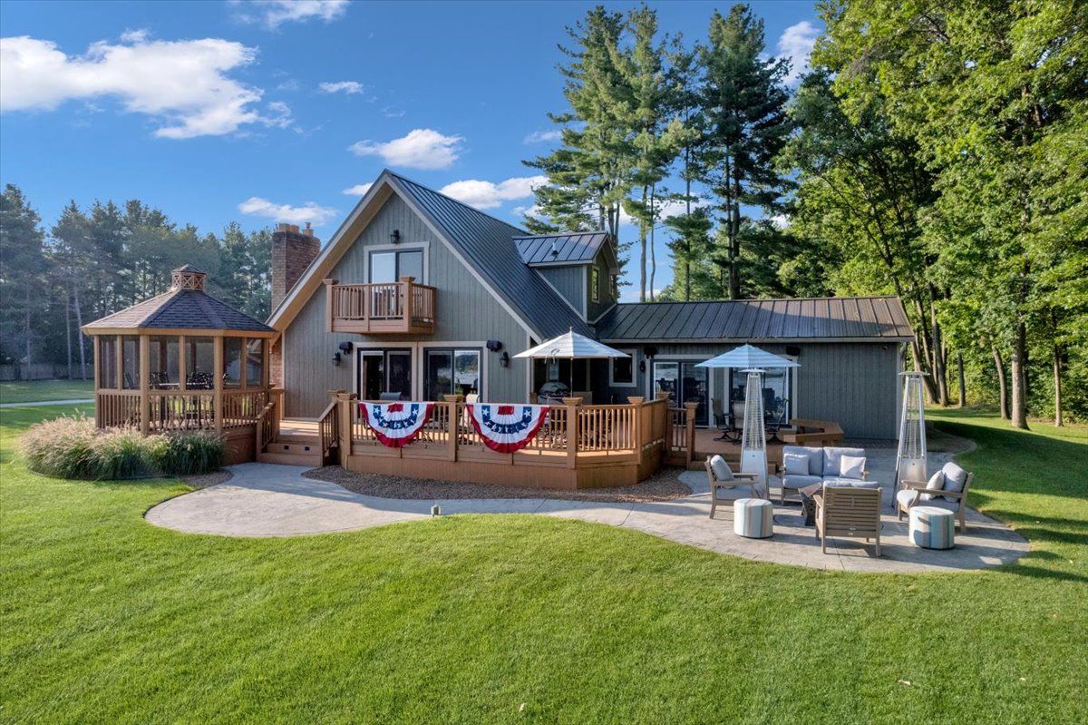 Grover Dr, Columbiaville, MI 48421