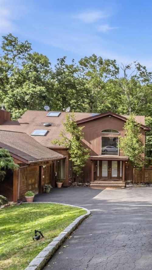 1 Brothers Ct, Dix Hills, NY, 11746-4932 | Card Image
