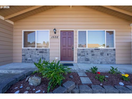 1532 Johnson St, North Bend, OR, 97459-1934 | Card Image