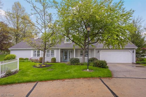 390 Vista Ln, Aurora, OH, 44202-7527 | Card Image