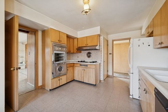 5623 N Manor Ln, House other with 3 bedrooms, 2 bathrooms and 2 parking in CHICAGO IL | Image 6