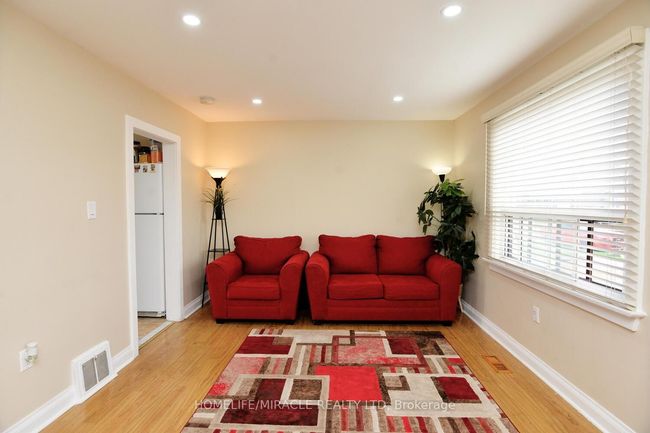 7 Sophia St, House other with 3 bedrooms, 2 bathrooms and 4 parking in Brampton ON | Image 11