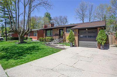 5247 Spruce Ave, House other with 3 bedrooms, 3 bathrooms and 4 parking in Burlington ON | Image 1