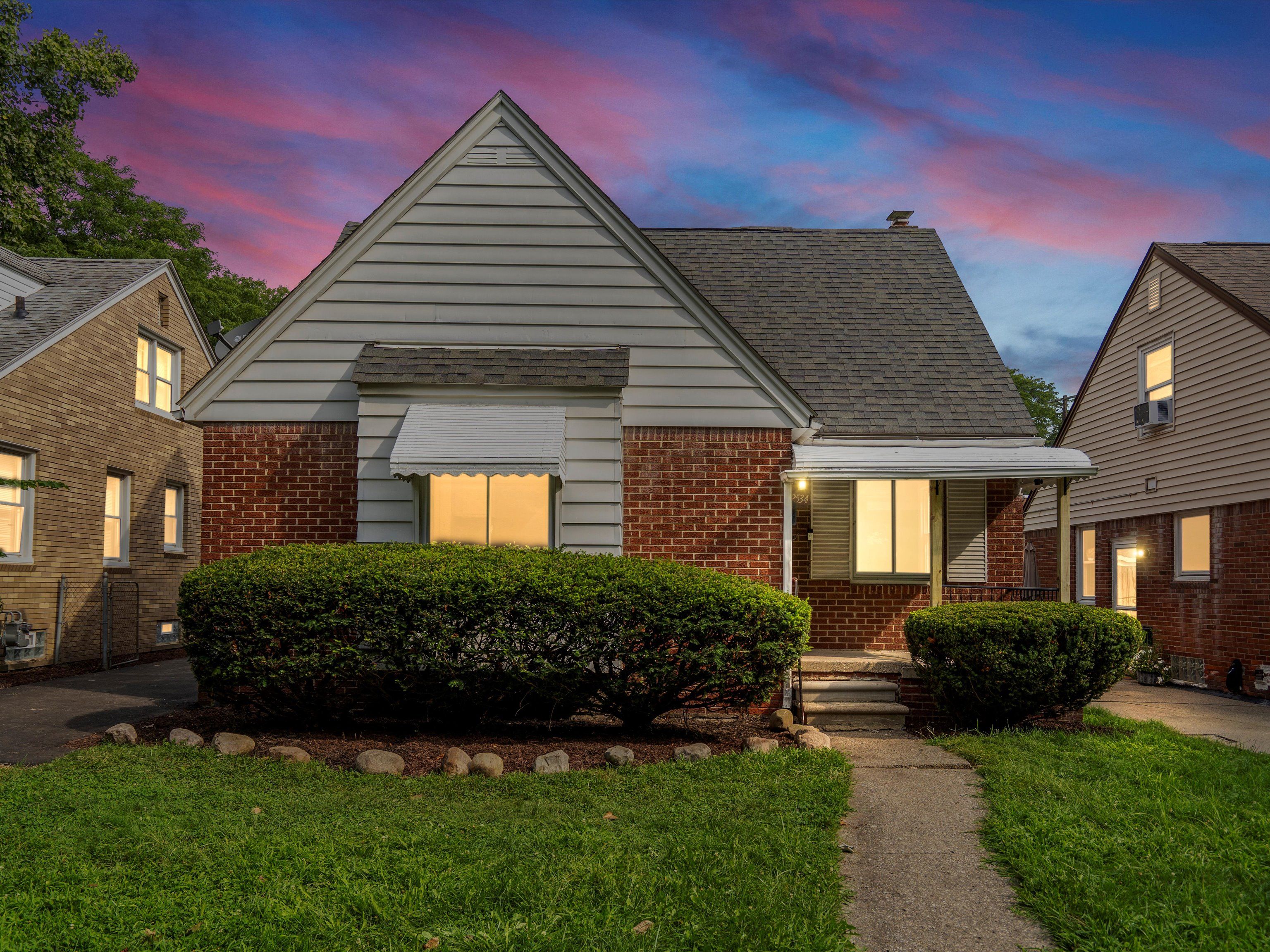 Chicago , Redford, MI 48239