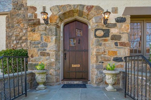 7 Acorn Ln, Larchmont, NY, 10538-1901 | Card Image