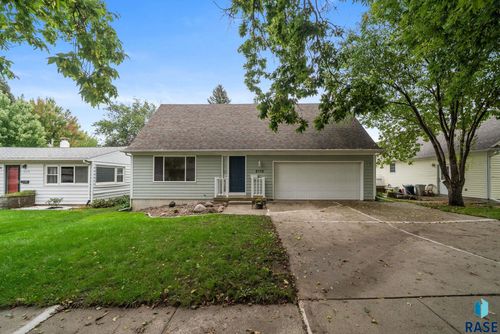 2112 S Holly Ave Avenue, Sioux Falls, SD, 57105-2412 | Card Image