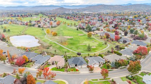 398 Robert Trent Jones Blvd, Eagle Point, OR, 97524-9012 | Card Image