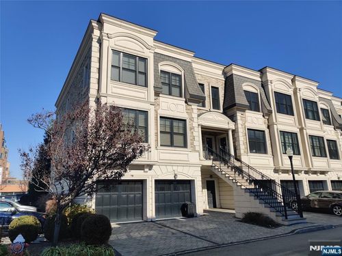 12 Marquis Ct, Edgewater, NJ, 07020-2900 | Card Image