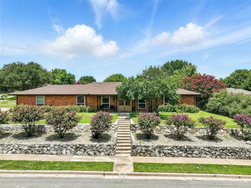 10004 Westpark Dr, Benbrook, TX, 76126-4122 | Card Image