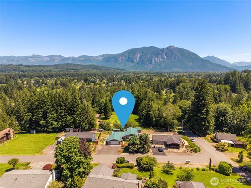 8516 375th Ave Se, Snoqualmie, WA, 98065-9323 | Card Image
