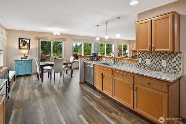 Spacious kitchen with eating area - an entertainers dream! | Image 7