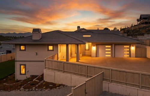 5611 Autumn Park Dr, Medford, OR, 97504-9184 | Card Image