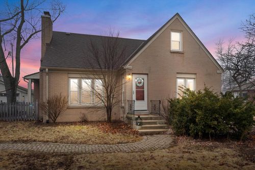 8927 N Navajo Road, Bayside, WI, 53217 | Card Image