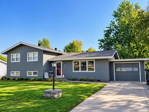 2425 Buena Vista Dr, Manhattan, KS, 66502-2738 | Card Image