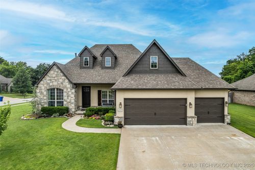 6808 S Chestnut Ave, Broken Arrow, OK, 74011-1879 | Card Image