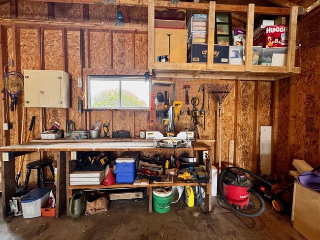 Workbench in garage | Image 27