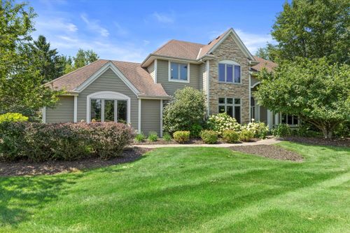 787 Red Oak Dr, Summit, WI, 53066-8656 | Card Image