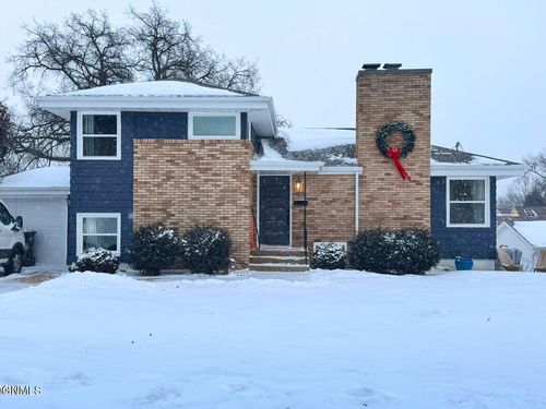 909 N 1st St, Bismarck, ND, 58501-3517 | Card Image