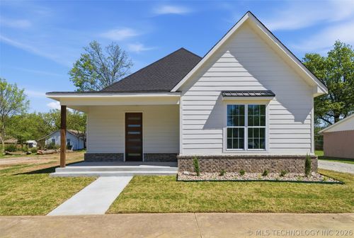 316 W 11th St, Claremore, OK, 74017-5831 | Card Image