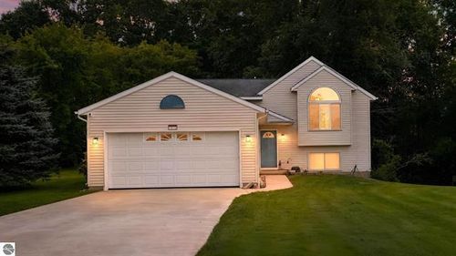 7015 Cedar Highlands, Cedar Springs, MI, 49319-9330 | Card Image