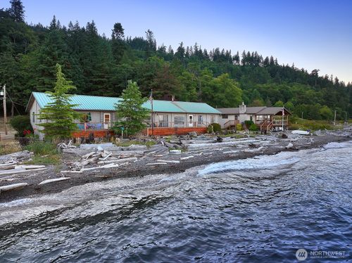 8267 Franklin Rd, Clinton, WA, 98236-9404 | Card Image