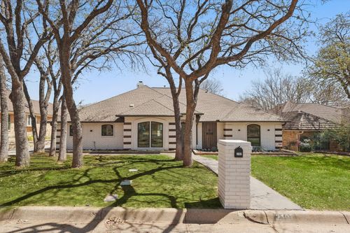 2107 Emerald Lake Dr, Arlington, TX, 76013-5217 | Card Image