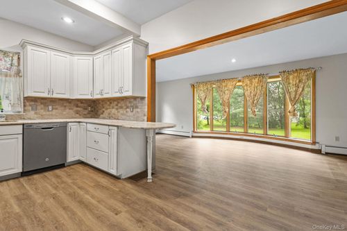 570 Western Hwy, Blauvelt, NY, 10913-1315 | Card Image