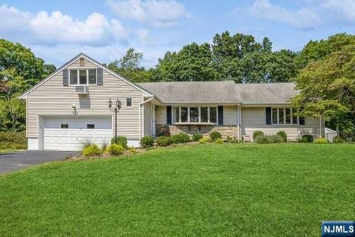558 Baylor Ave, River Vale, NJ, 07675-5925 | Card Image