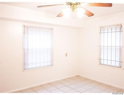 8468 Minock St, Detroit, MI, 48228-3039 | Card Image