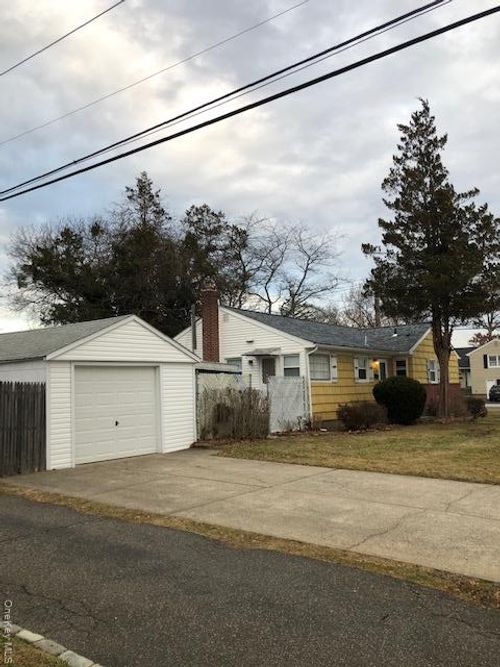 4005 Worthmor Dr, Seaford, NY, 11783-2014 | Card Image