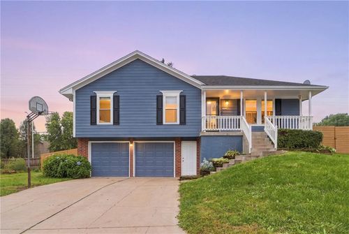 104 Ne Bristol Cir, Lee's Summit, MO, 64086-6328 | Card Image