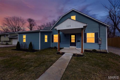 225 E Macoupin St, Staunton, IL, 62088-1411 | Card Image