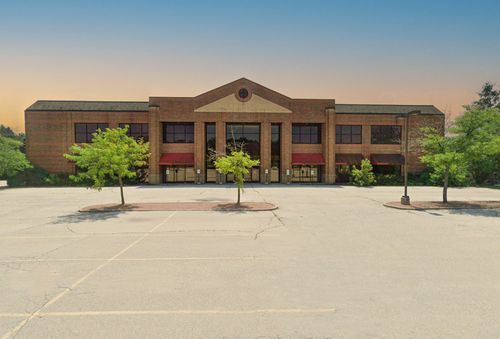 18615 W Bluemound Rd, Brookfield, WI, 53045-2932 | Card Image