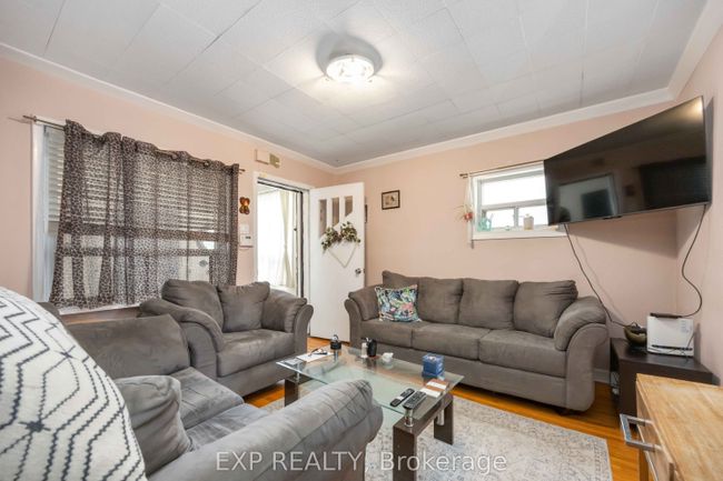 39 Rowntree Ave, House other with 2 bedrooms, 1 bathrooms and 1 parking in Toronto ON | Image 9