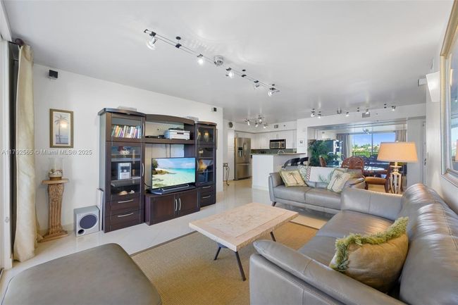 1406 - 19999 E Country Club Dr, Condo with 2 bedrooms, 2 bathrooms and null parking in Aventura FL | Image 10